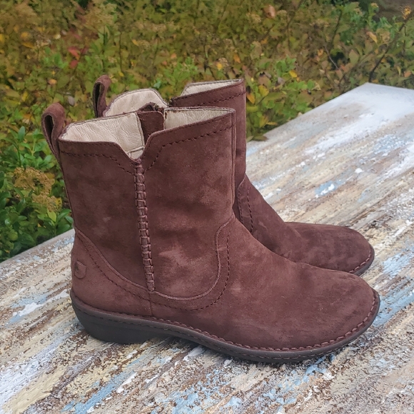 Elegant Brown Ugg Suede Booties Size 7W - Picture 2 of 6
